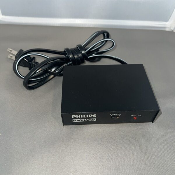 2L PHILIPS MAGNAVOX RF MODULATOR PM61138 120V AC 60Hz 4.5W