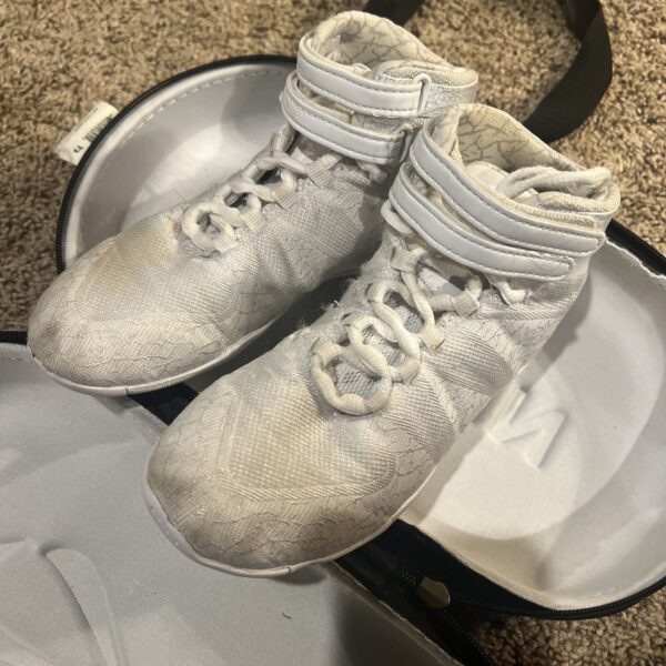 2A Nfinity Titan White Lace size Y3 shoe nf-1020-0000 With Case